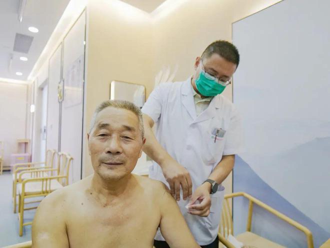 针灸、火罐效果棒！奉贤最大社区卫生服务站中医诊所投入使用